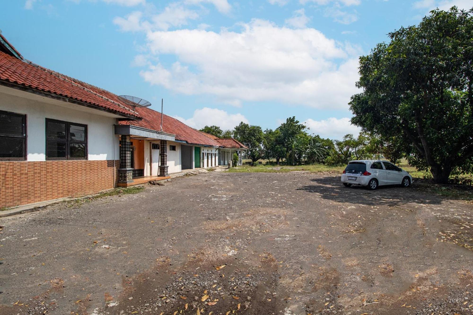 Spot On 92832 Al Mahira Syariah Hotel Majalengka Ngoại thất bức ảnh